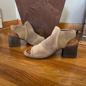 Bearpaw open toe booty